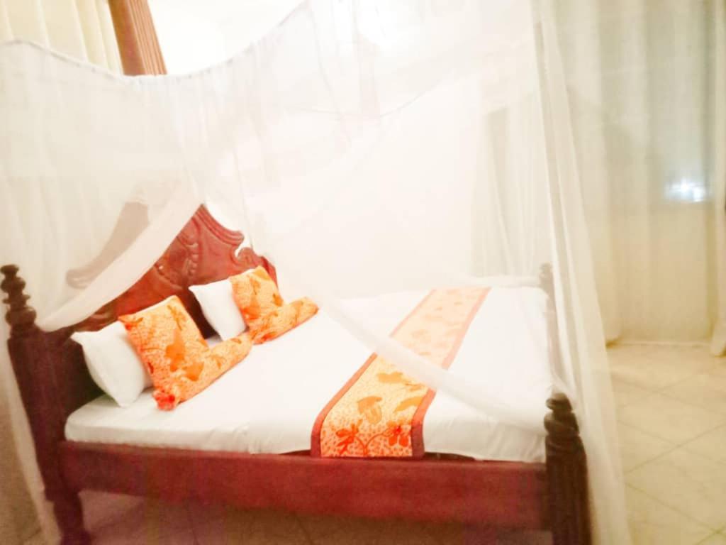 Riverside Resort Hotel Kabale Экстерьер фото