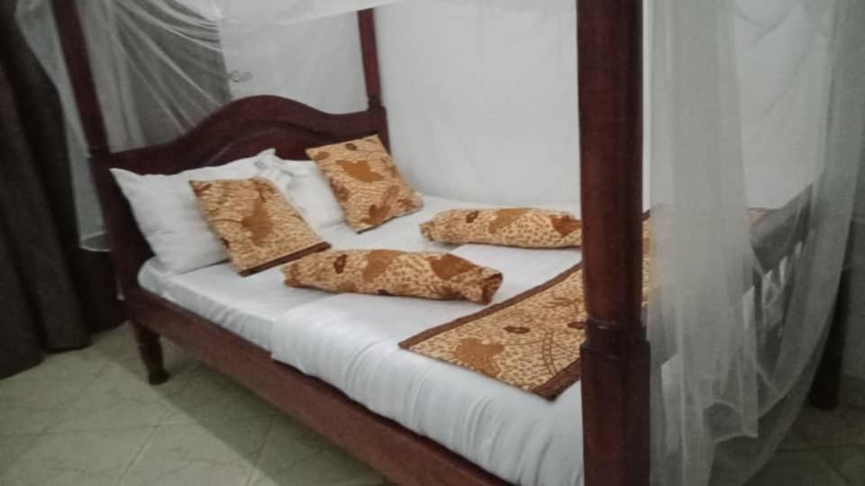 Riverside Resort Hotel Kabale Экстерьер фото