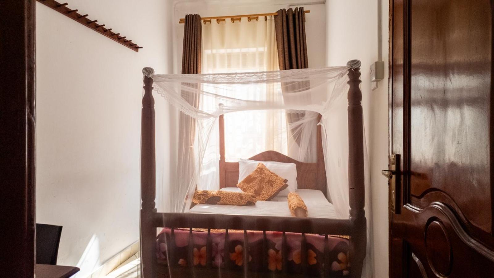 Riverside Resort Hotel Kabale Экстерьер фото