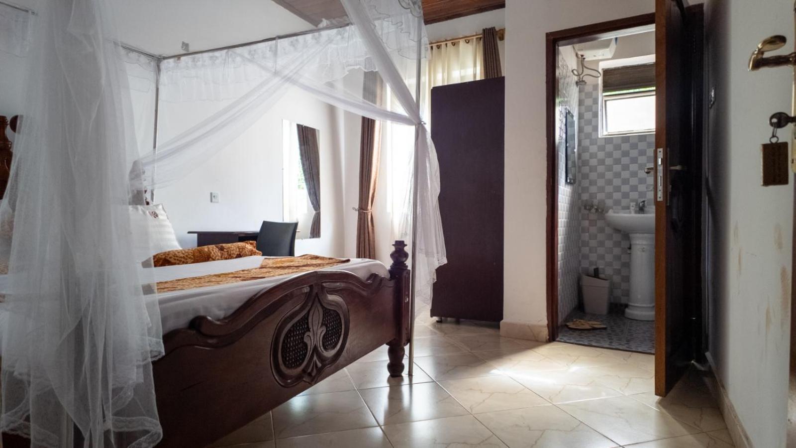 Riverside Resort Hotel Kabale Экстерьер фото