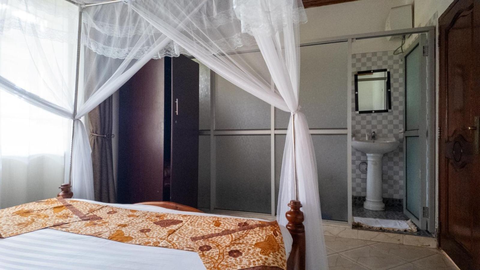 Riverside Resort Hotel Kabale Экстерьер фото